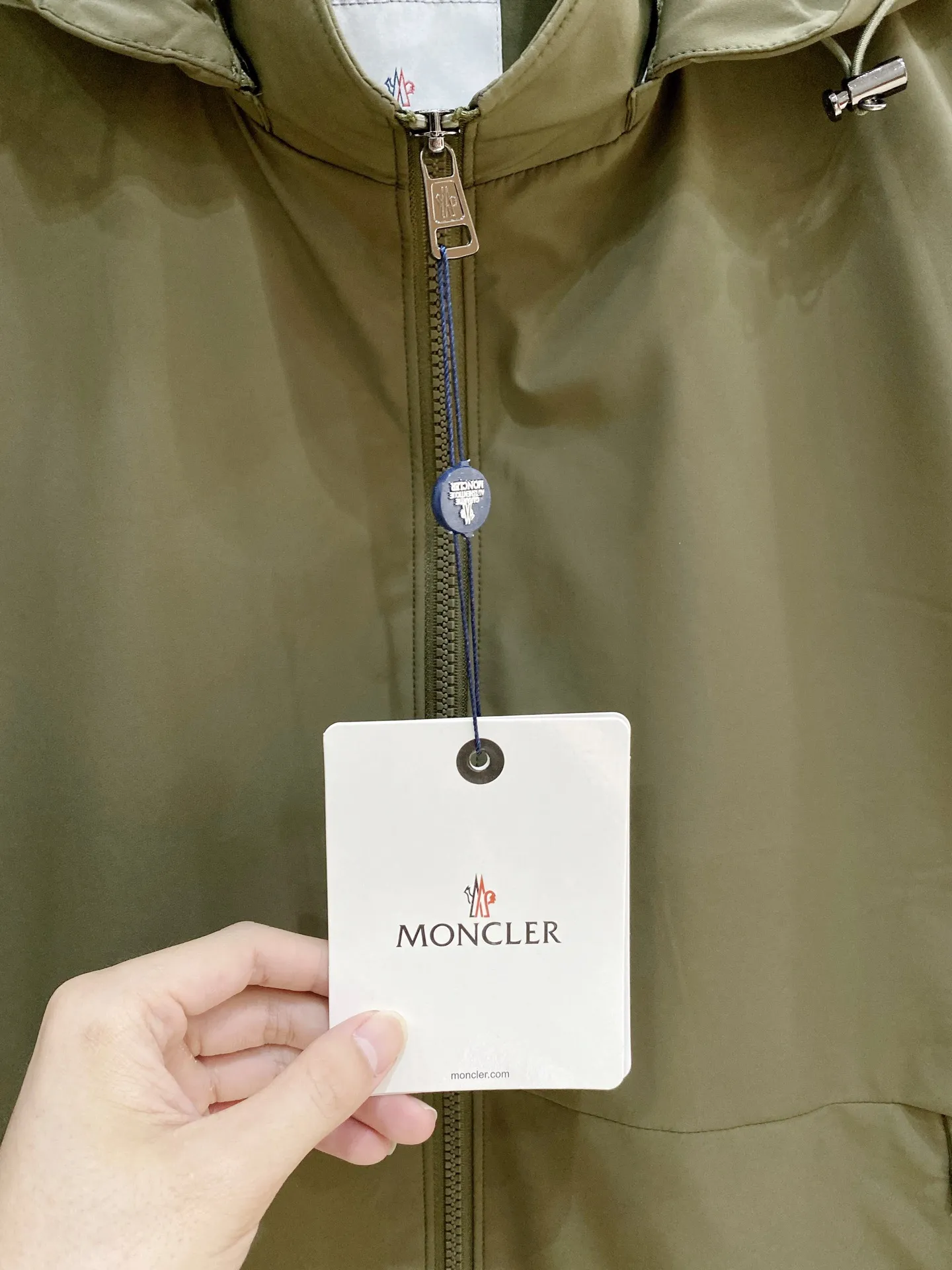 Moncler ： ， ， 。 ， ， ， 、 。 ： ， ， 、 。 Breathable， ， ， 。 ： ， ； ， ， 。 ， ， 。 ：Navy Blue、Khaki、Black ， ， 、 、 ， 。 Sizes：M-4XL